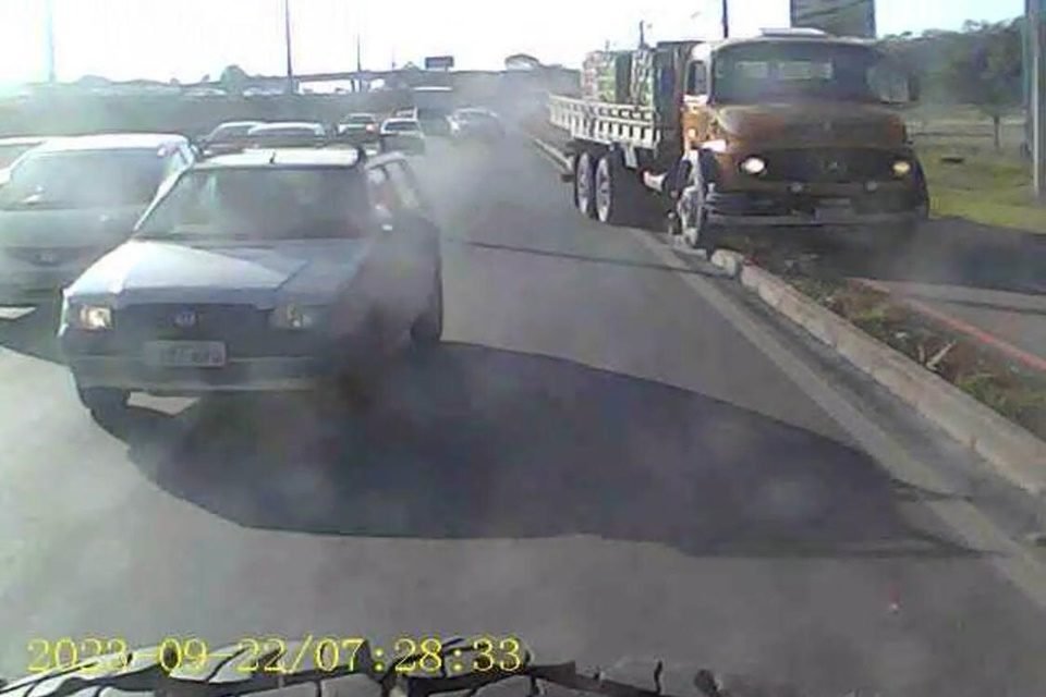 Caminhão invadindo ciclovia