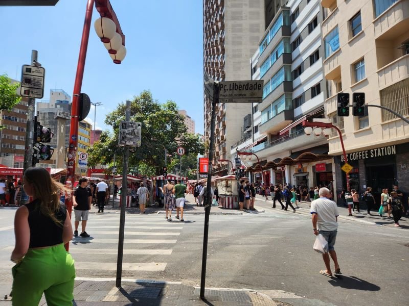 imagem colorida mostra pessoas andando em uma das ruas perto de praça da liberdade, no centro de são paulo - metrópoles