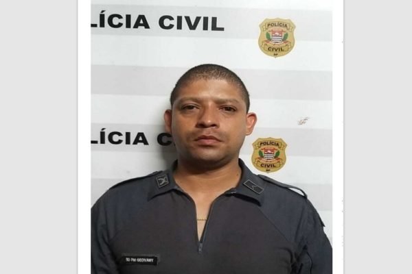 Imagem colorida de policial militar preso acusado de vender entorpecentes na Cracolândia. Ele é um homem pardo, de cabelo curto e está de uniforme - Metrópoles