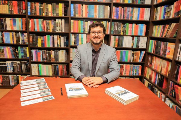 jornalista Luiz Augusto Araujo lançou o livro Comunicação na Dose Certa