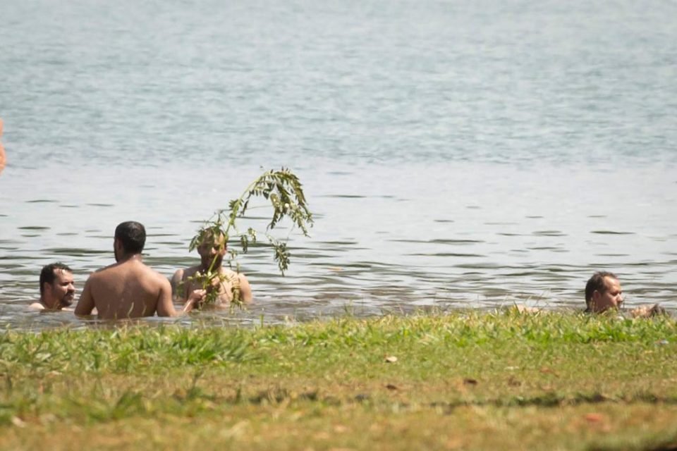 Brasilienses aproveitam calor de 32 graus na Água Mineral - Brasília - R7  Balanço Geral DF