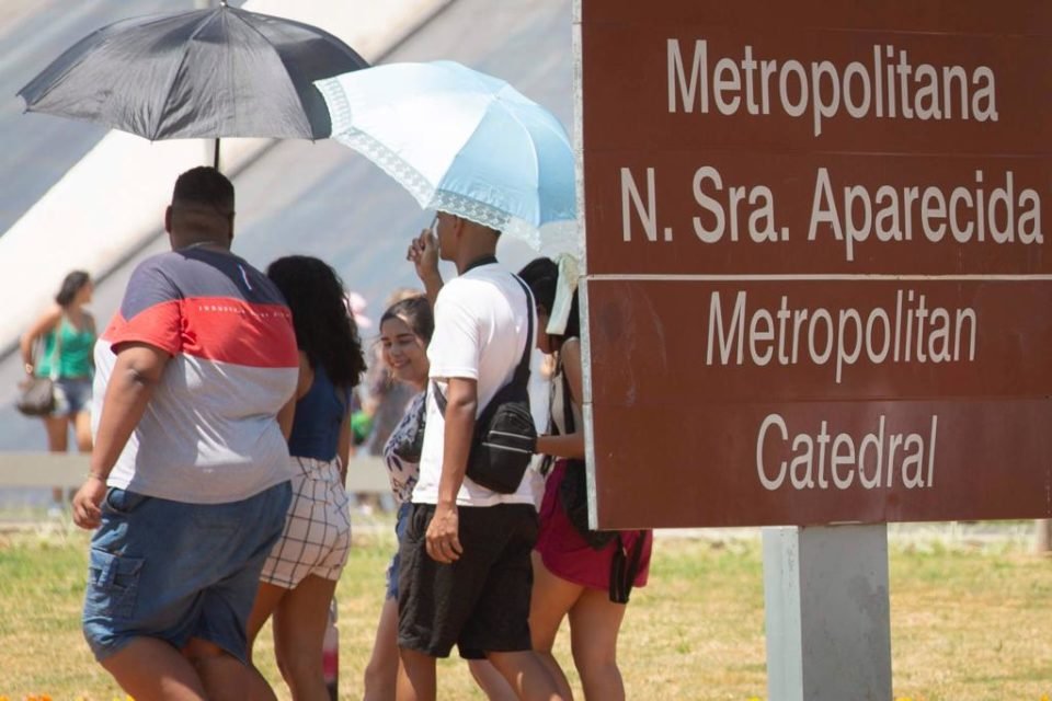 Brasilienses aproveitam calor de 32 graus na Água Mineral - Brasília - R7  Balanço Geral DF