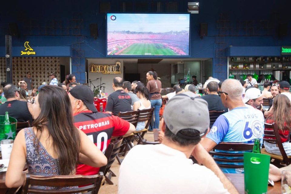 Moradores do DF empolgados vão para bares acompanhar o jogo do Brasil