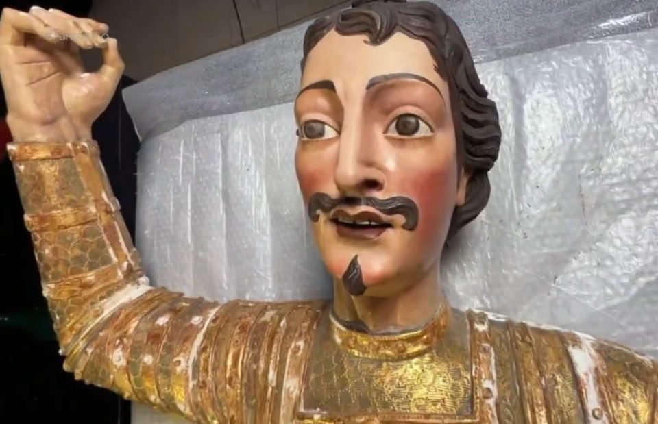 Imagem colorida de escultura de São Jorge, focada em seu rosto - Metrópoles