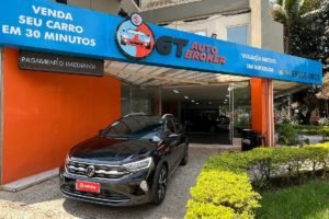 Foto colorida de um carro estacionado em frente a loja GT Autobroker - metrópoles