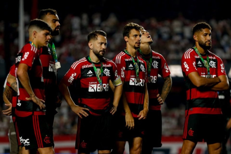 Imagem colorida de jogadores do Flamengo, como Everton Ribeiro e Rodrigo Caio, cabisbaixos com o vice-campeonato na Copa do Brasil de 2023- Metrópoles