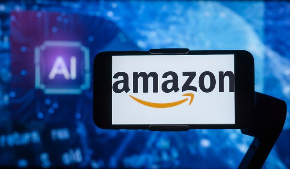 Celular da Amazon, com o logotipo da empresa na tela. Um fundo azul as letras "AI", de "inteligência artificial" - Metrópoles