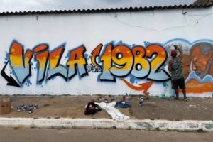 Grafite escrito Vila 1982 sendo pintado