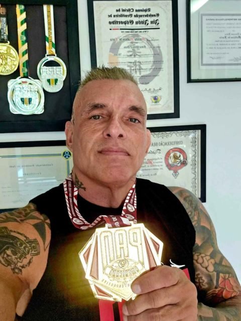 Marcelo Mathias, ex-Casa dos Artistas posa com a medalha - Metrópoles