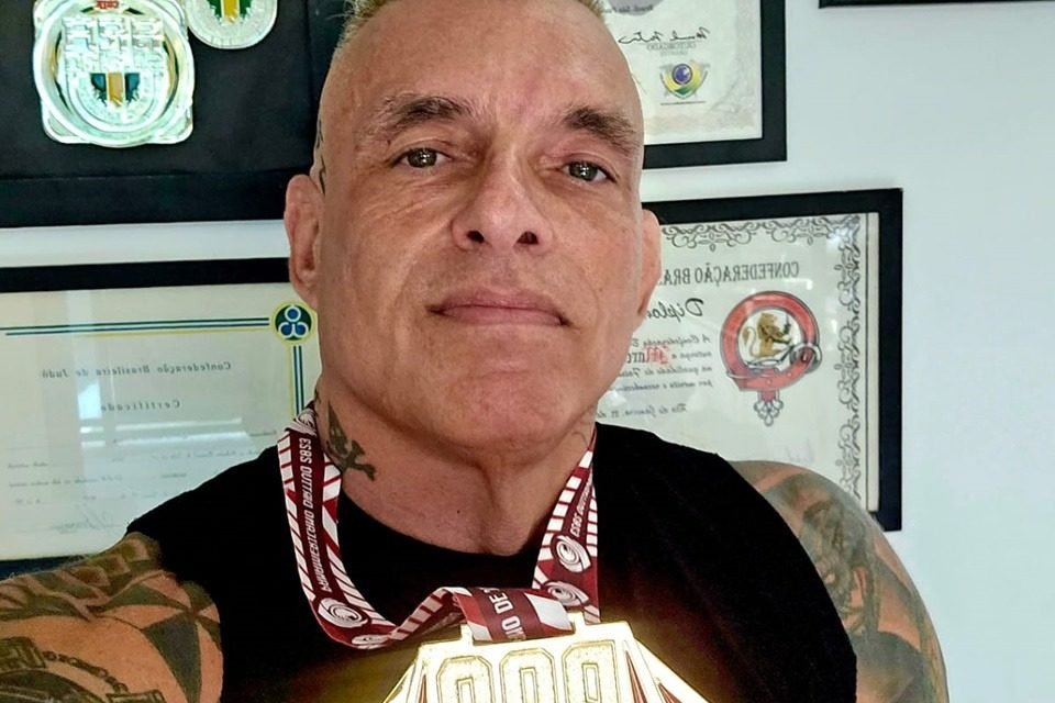Marcelo Mathias, ex-Casa dos Artistas posa com a medalha - Metrópoles