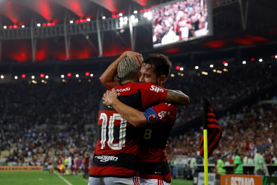 Abraço de Gabigol e Everton Ribeiro - Metrópoles