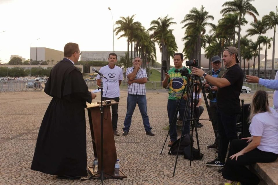 Fotografia colorida de protesto em frente ao prdio do STF, contra deciso de que julgamento de rus do 8 de janeiro fosse realizada em plenrio virtual