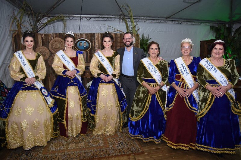 O senador Jorge Seif, do PL de Santa Catarina, posa com as rainhas da Festa do Colono de Siderópolis