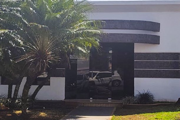 casa usada como comércio com porta espelhada