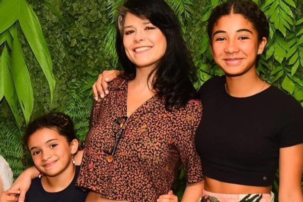 foto colorida de samara felippo com as filhas, duas crianças de blusas pretas - metrópoles