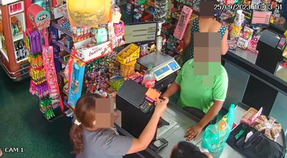 Frame colorido de uma mulher tentando comprar algo no mercado - Metrópoles