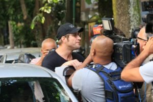 Diego Alemão fala com jornalistas ao deixar a delegacia - Metrópoles