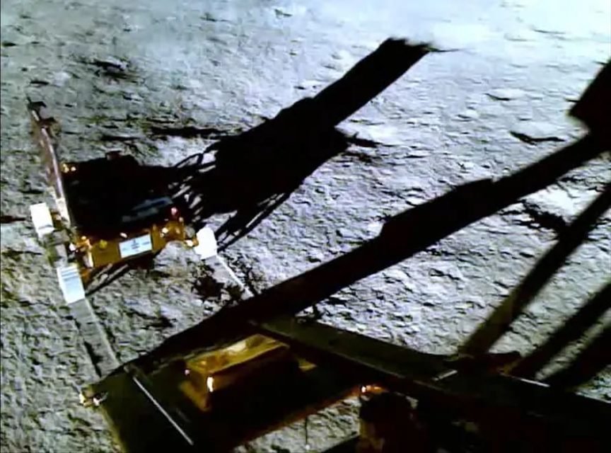 Imagem colorida do Robô Pragyan no solo lunar - Metrópoles