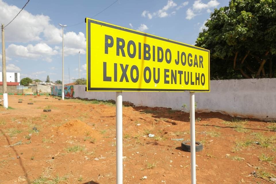 Placa de meio ambiente não jogue lixo neste local - Trik