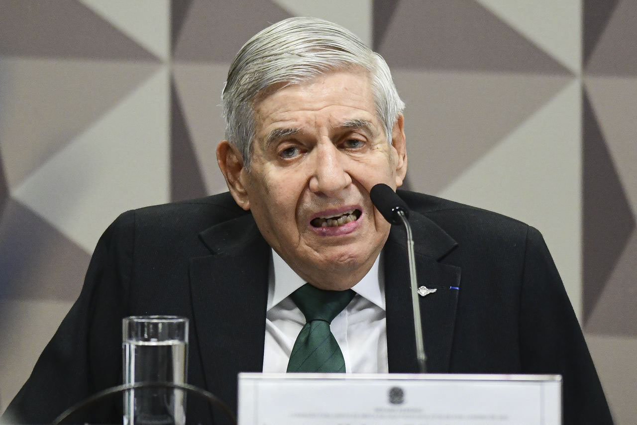 PARLAMENTARES BOLSONARISTAS TIRAM FOTO COM GEN. HELENO APÓS FIM DA CPMI