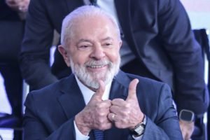 Presidente Luiz Inácio Lula da Silva faz positivo para autoridades que acompanham o evento - Metrópoles