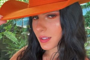 Ana Castela posa de chapéu laranja - Metrópoles
