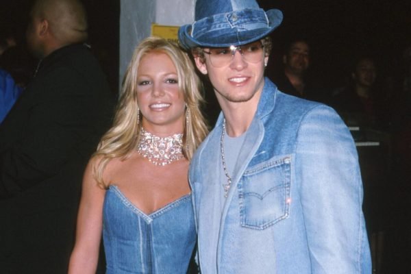 Na imagem com cor, os cantores Justin Timberlake e Britney Spears posando para foto usando looks em jeans - Metrópoles