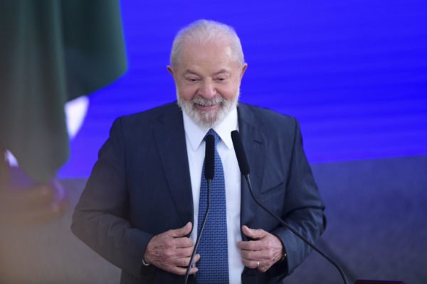 O presidente da República, Luiz Inácio Lula da Silva, sorri durante discurso em evento no Planalto - Metrópoles