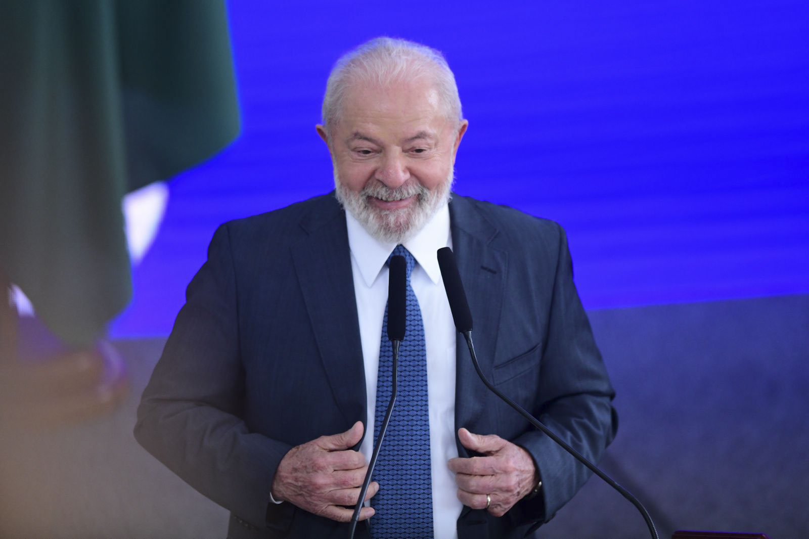 O presidente da República, Luiz Inácio Lula da Silva, sorri durante discurso em evento no Planalto - Metrópoles