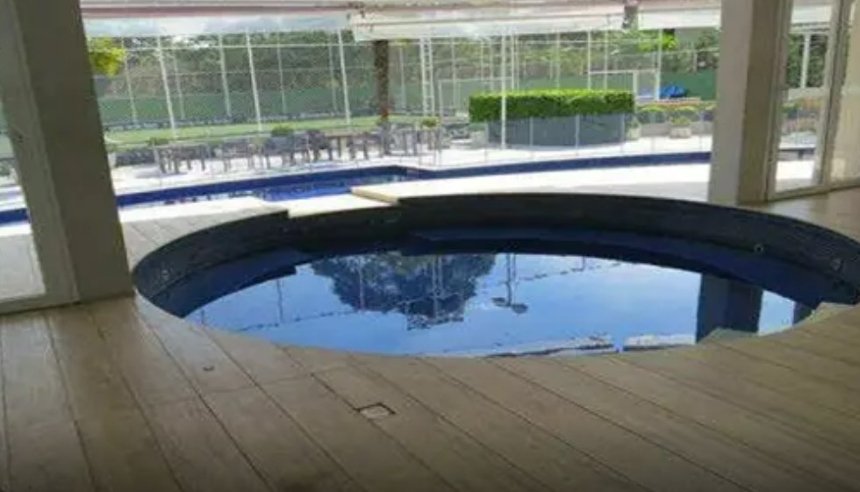 foto colorida mostra detalhe de piscina na mansão de Cafu que vai a leilão por falta de pagamento de dívidas - Metrópoles