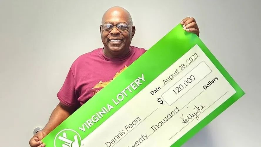 Fotografia colorida de homem segurando cheque de US$ 120 mil após apostar no mesmo número em 24 bilhetes na loteria