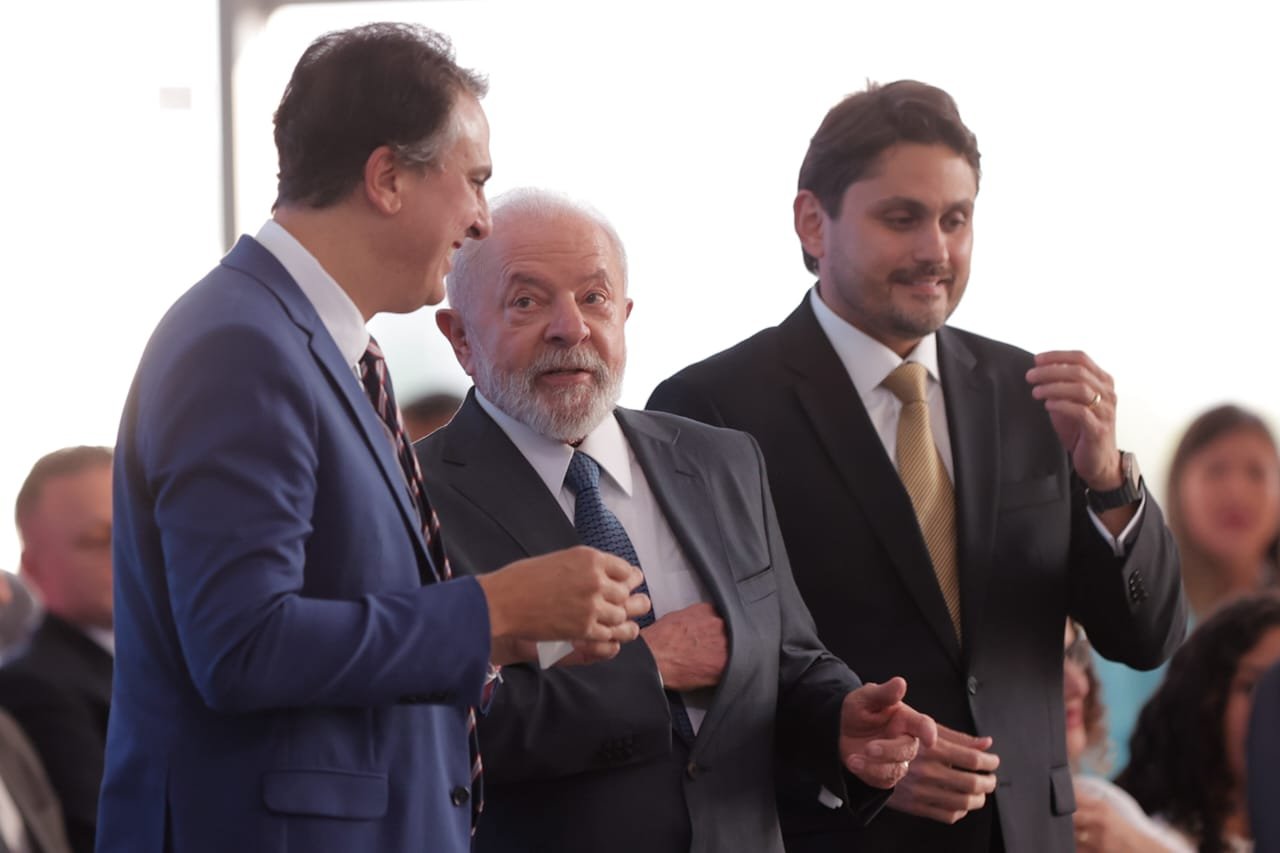 Camilo Santana, presidente lula e ministro Juscelino Filho conversam durante evento - metrópoles