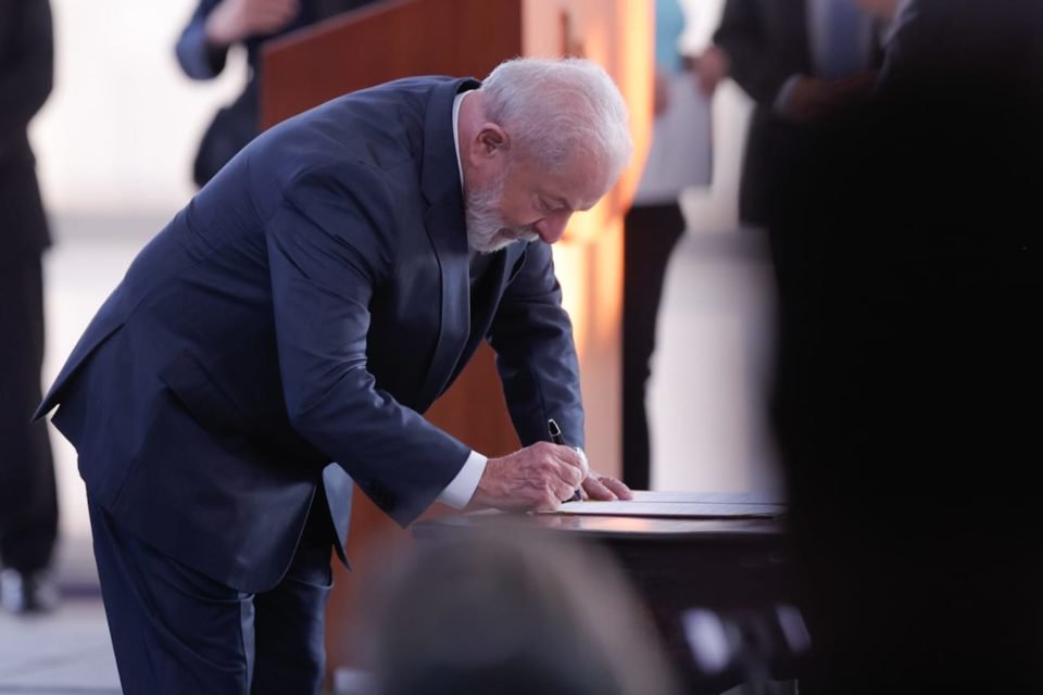 Presidente Luiz Inácio Lula da Silva assina decreto no palácio do planalto - Metrópoles