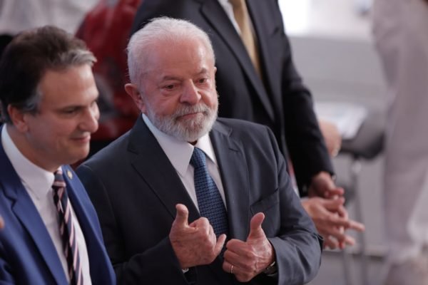 Presidente Lula faz positivo com as mãos durante evento - metrópoles
