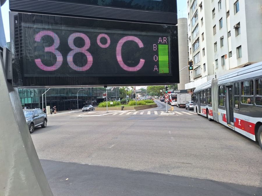 Imagem mostra termômetro com temperatura de 38ºC em avenida de São Paulo - Metrópoles