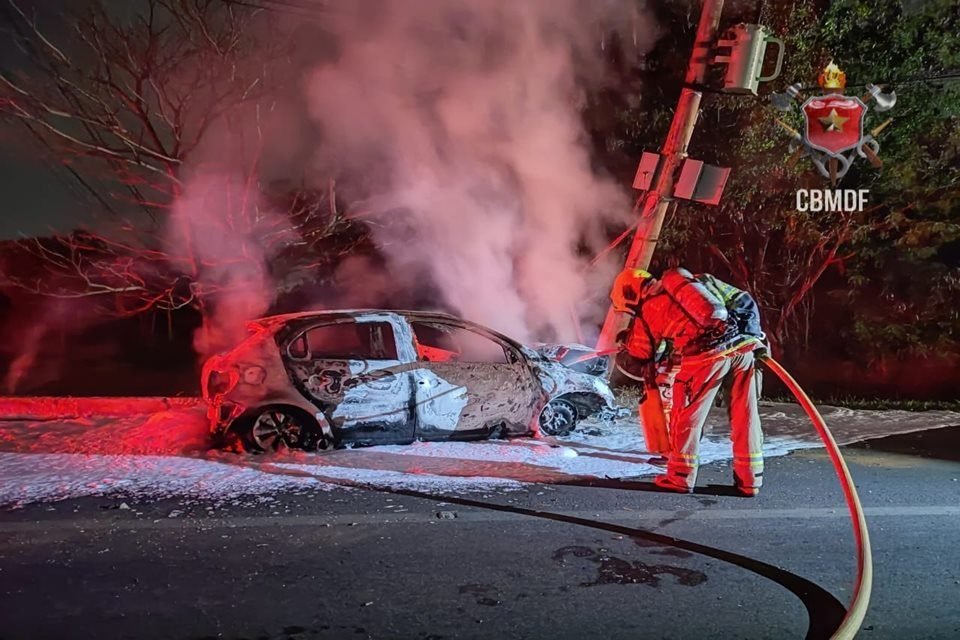 Imagem colorida mostra carro incinerado pelas chamas