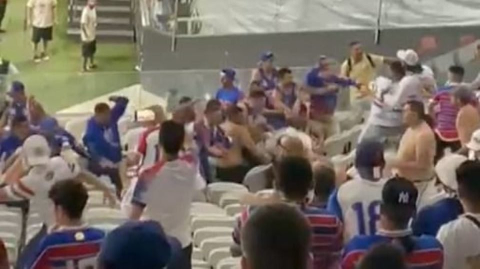 Imagem mostra torcedores brigando em estádio - Metrópoles
