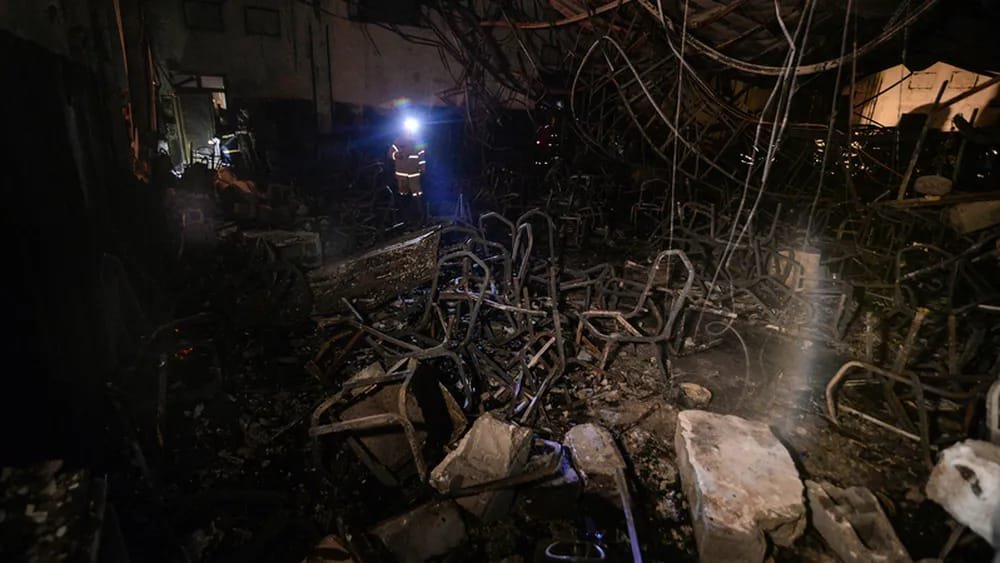 Imagem colorida de destruição causada por incêndio - Metrópoles