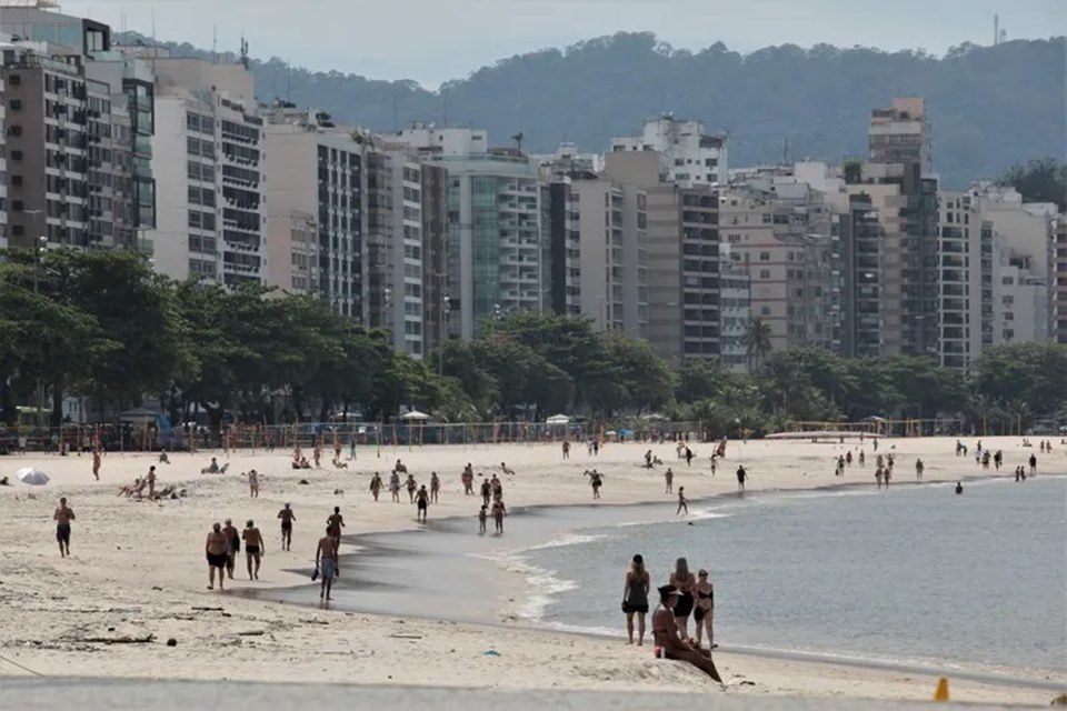 Imagem colorida de praia em Niterói, no Rio de Janeiro - Metrópoles