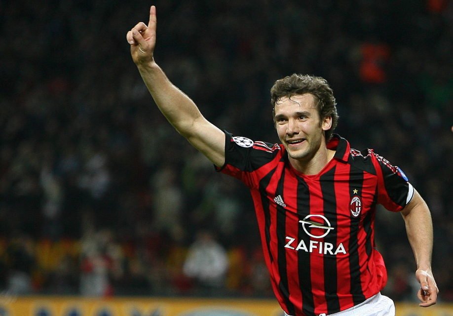 Imagem colorida mostra Schevchenko comemorando um gol na Liga dos Campeões com o dedo apontado para cima e agora conselheiro de Zelensky - Metrópoles