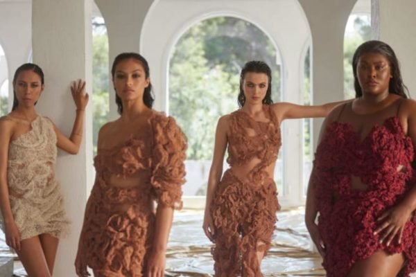 Na imagem com cor, modelos da Victoria's Secret posando para foto da marca - Metrópoles