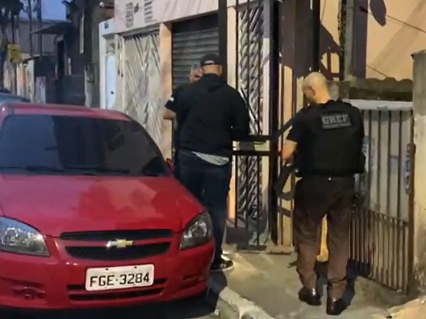 Foto mostra policiais durante operação.