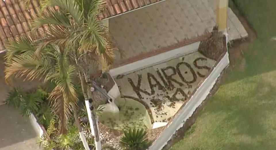 Imagem colorida na qual o pátio de uma clínica é visto de cima, com os dizeres "Kairós" - Metrópoles