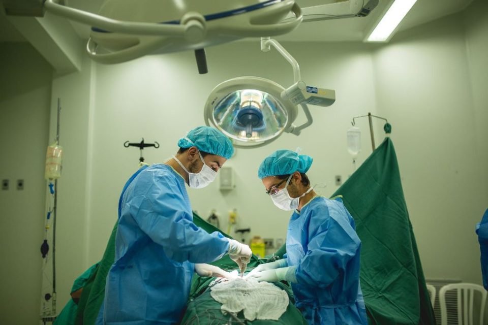 Imagem mostra médicos em centro cirúrgico