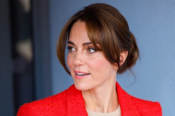 Foto colorida. Imagem foca no rosto de Kate Middleton e sua nova franja curta - Metrópoles