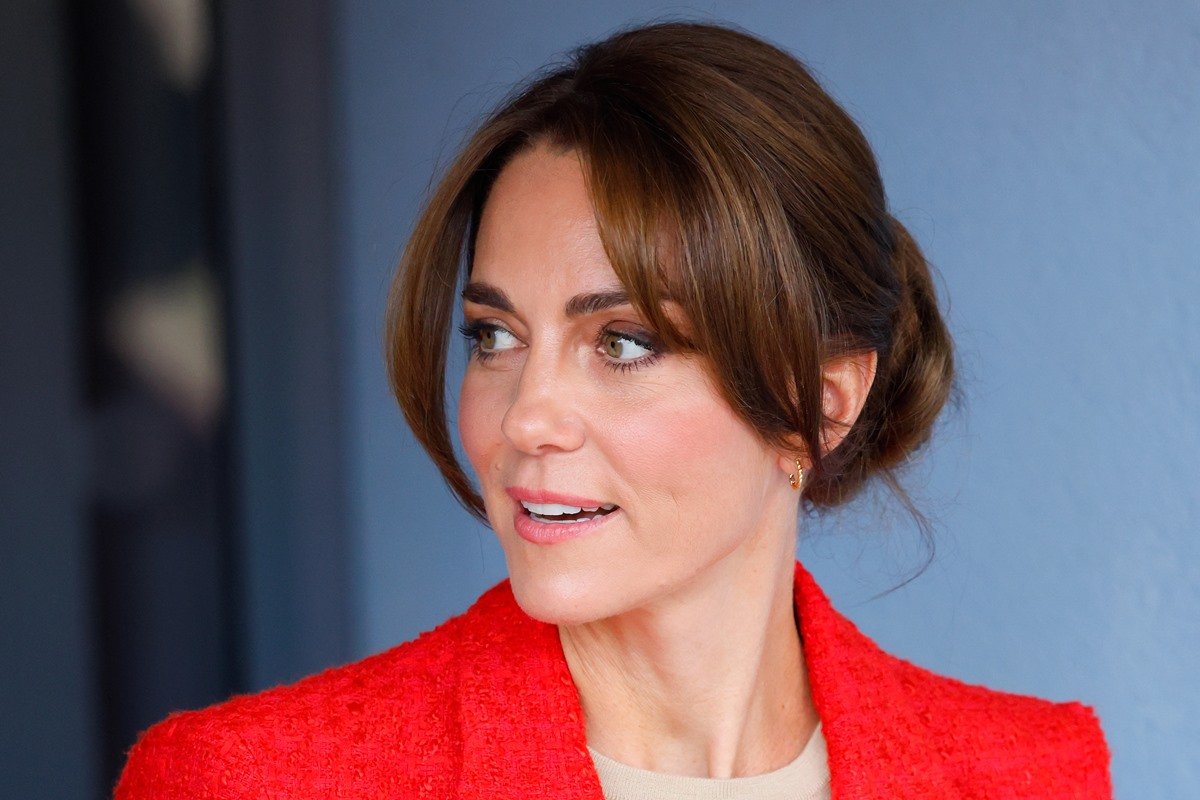 Foto colorida. Imagem foca no rosto de Kate Middleton e sua nova franja curta - Metr&oacute;poles