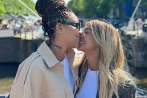 Ludmilla e Brunna Gonçalves dão um beijo - Metrópoles