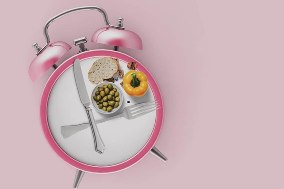 Ilustração sobre o metabolismo mostra relógio sobreposto com imagem de um prato