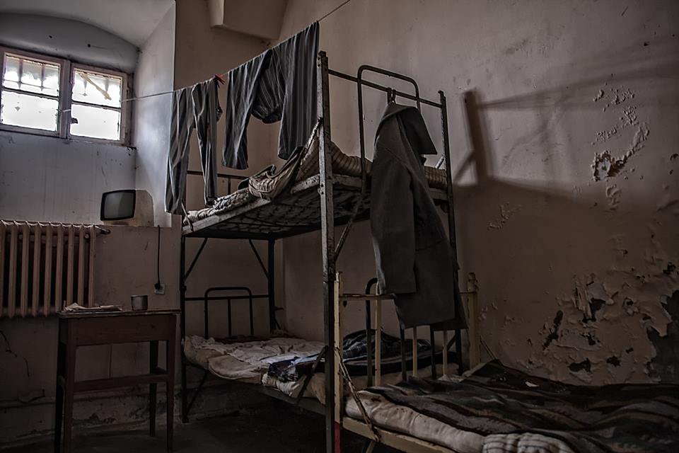 Foto colorida de um c&ocirc;modo em situa&ccedil;&otilde;es ruins - Metr&oacute;poles