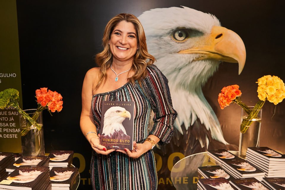 Laura Oliveira lança autobiografia e celebra 25 anos de grupo LEVVO